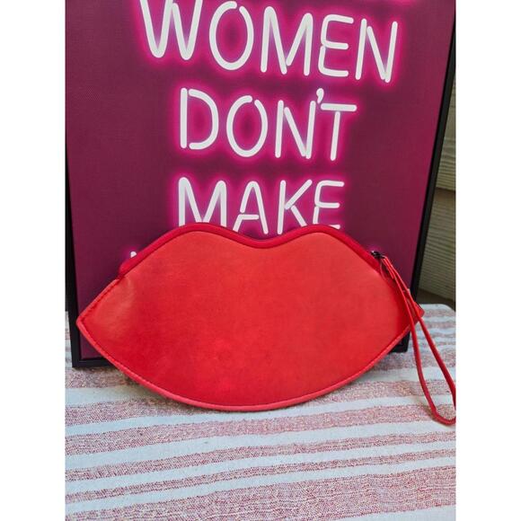 Betsey Johnson Red Lips Clutch Flat Wristlet Wallet Lipstick Zipper - Picture 5 of 7